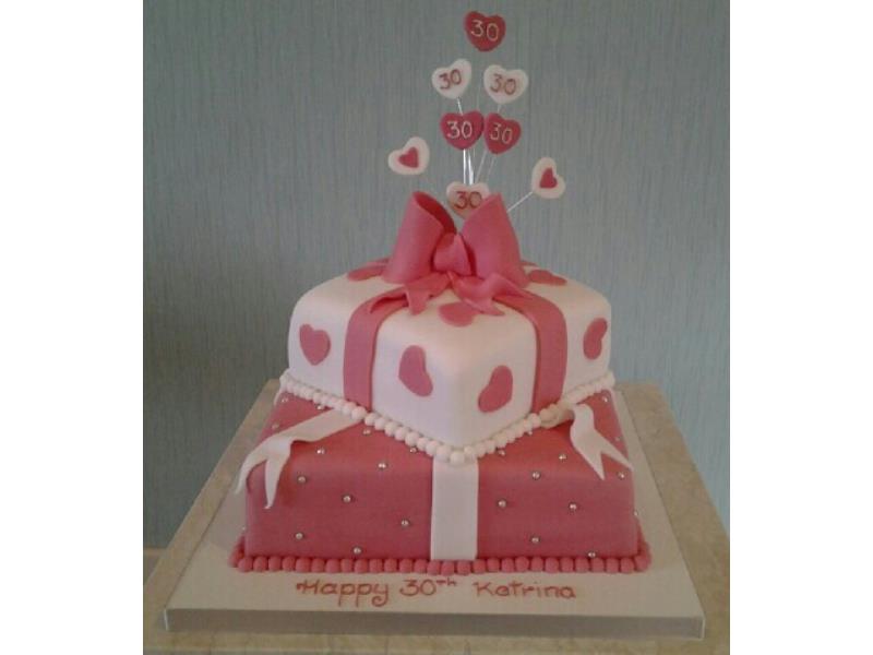 Kartina - 30th birthday cake in vanilla songe. 2 tiers with hearts, bow and number burst