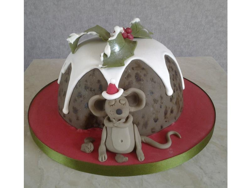 Christmas sponge cake or Christmas pudding? Vanilla sponge cake with a very full mouse!