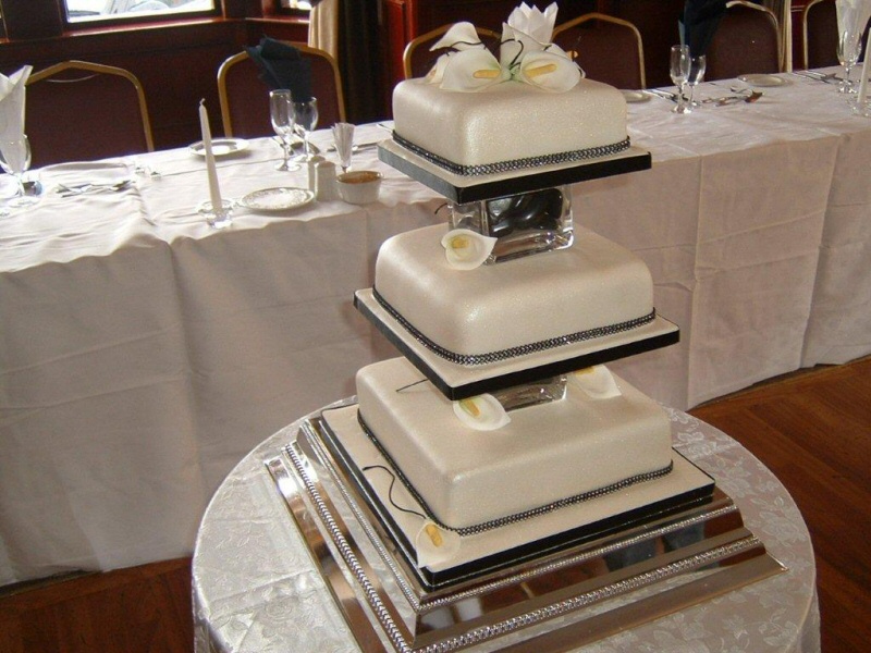 Photo Natalie 3 tier square ivory wedding cake with Cala lilys for 